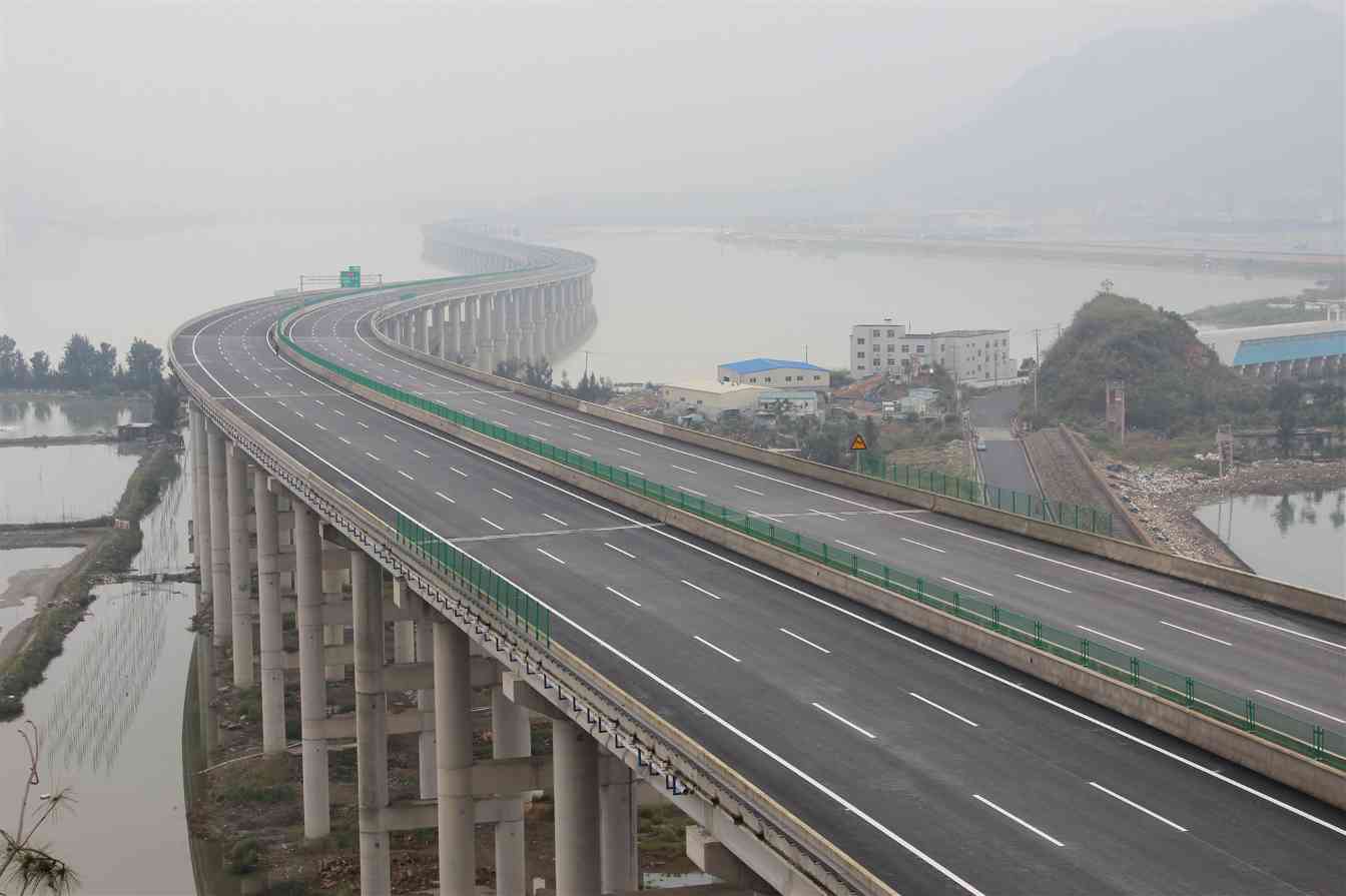 沈海复线宁连B1合同段顺利通车_久阳机械