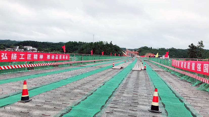 广吉高速公路1.jpg 广吉高速公路B4标率先实现半幅拉通_久阳机械
