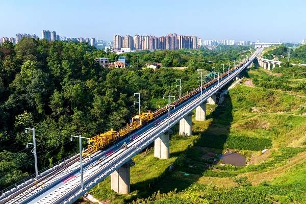 中铁四局参建的渝昆高铁川渝段全面进入铺轨阶段！_久阳机械