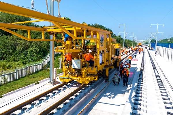 中铁四局参建的渝昆高铁川渝段全面进入铺轨阶段！_久阳机械