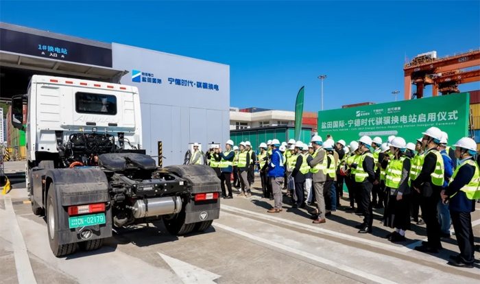 低碳转型！全球首座港内底盘式重卡换电站正式启用_久阳机械
