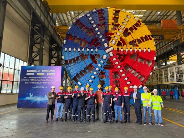 我国自主研制的16.64m超大直径盾构机在铁建重工下线_久阳机械