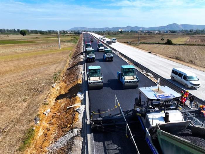 三一无人摊压机群在徐淮阜高速02标段全面应用_久阳机械