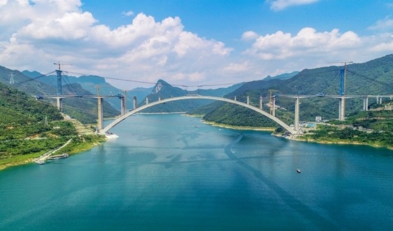 在建世界最大跨径拱桥首片拱上T梁成功架设_久阳机械