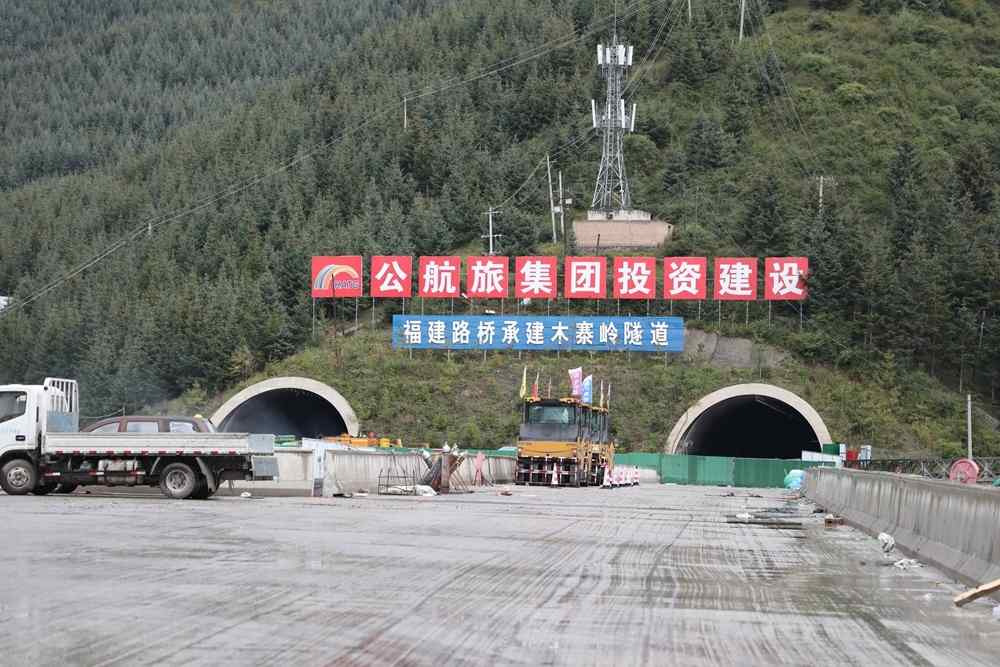 我国南北大动脉“扼颈之环”――甘肃木寨岭特长隧道全面贯通_久阳机械