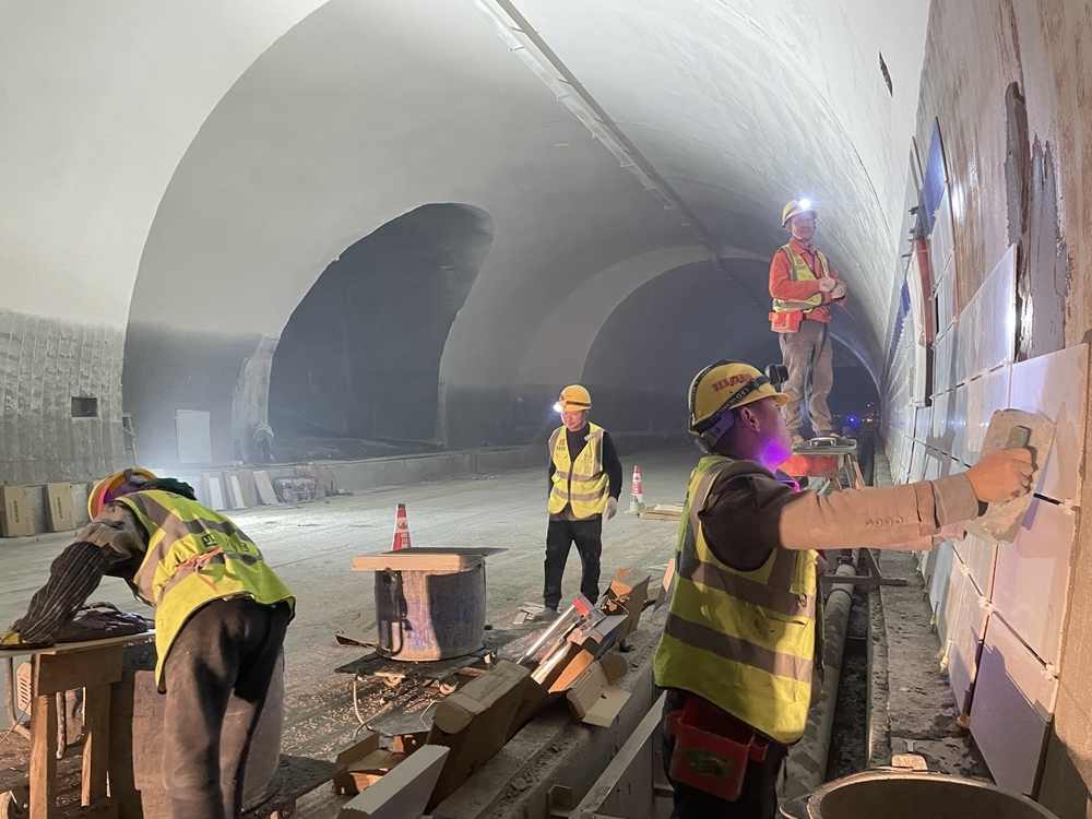 我国南北大动脉“扼颈之环”――甘肃木寨岭特长隧道全面贯通_久阳机械