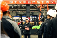 柳工F系列纯电动叉车下线_久阳机械