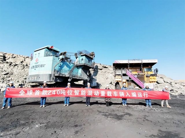 徐工全球首台240吨混动、无人驾驶双桥矿车正式下矿运行_久阳机械