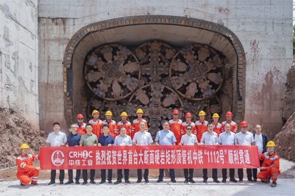 向“新”而行丨世界首例硬岩矩形盾构顶管机掘进隧道今天贯通_久阳机械