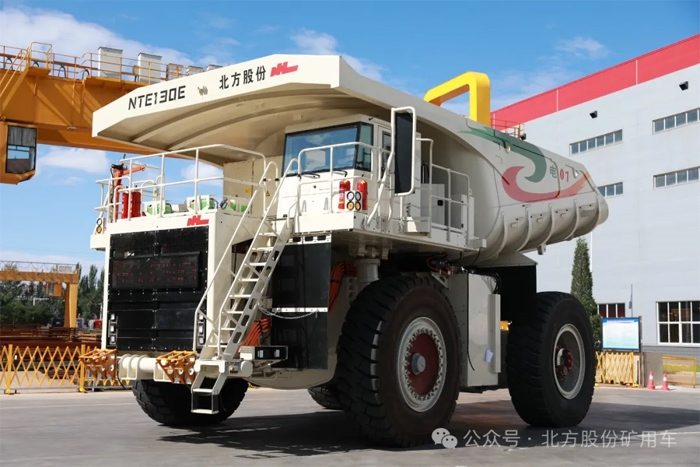 北方股份公司首台120吨级NTE130E纯电动电动轮矿用车成功下线