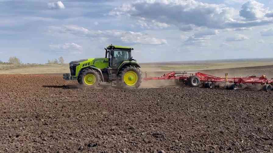 中联重科DV3504新能源拖拉机批量交付“西部粮仓”