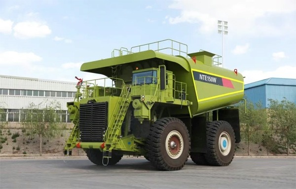 北方股份研制的120立国内最大智能型矿用洒水车顺利通过验收