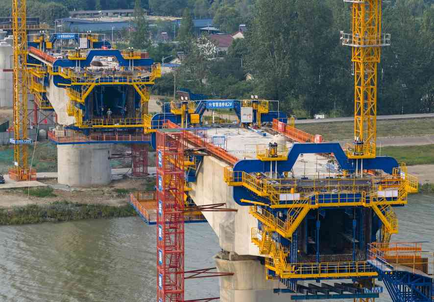 智慧造桥机正在助力宁淮铁路桥梁建设提速.jpg