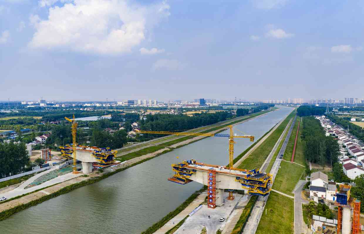 智慧造桥机正在助力宁淮铁路桥梁 建设提速.jpg