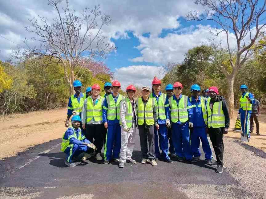 2.jpg 赞比亚微表施工第一铺,薄层养护工艺走向非洲!_久阳机械