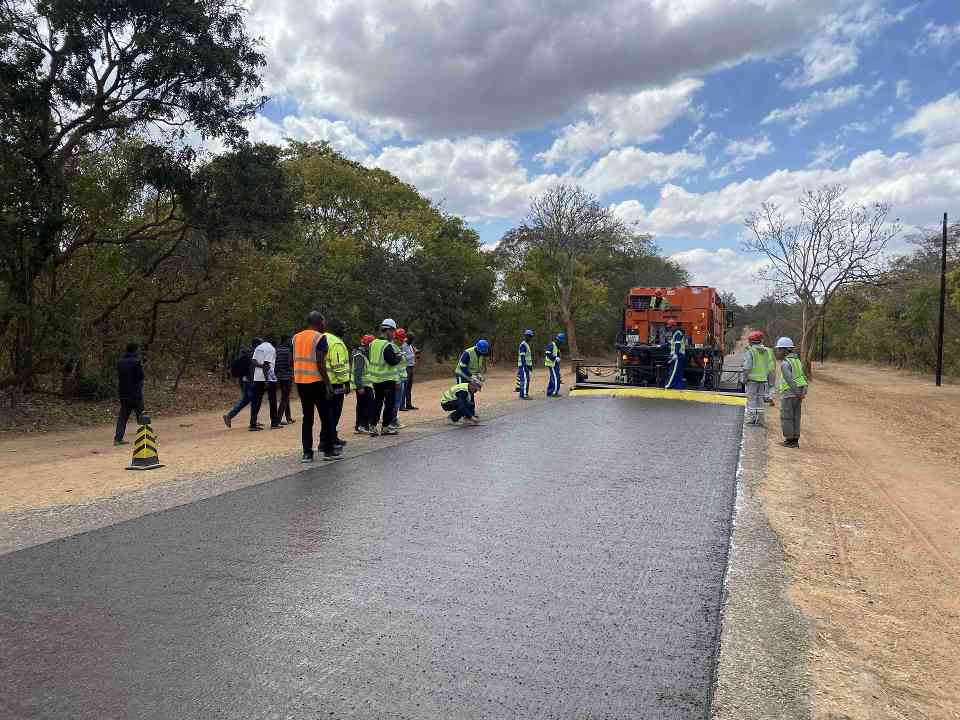赞比亚微表施工第一铺，薄层养护工艺走向非洲！