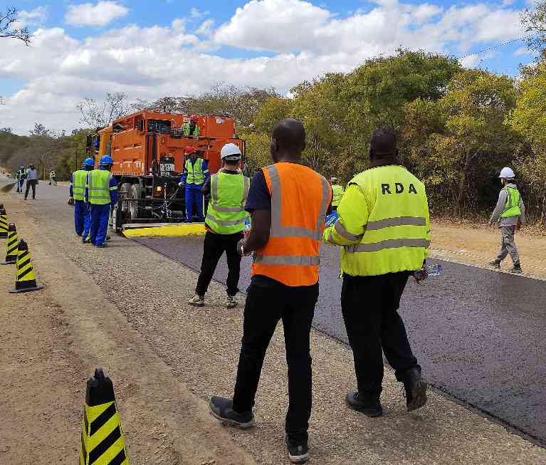 赞比亚微表施工第一铺，薄层养护工艺走向非洲！