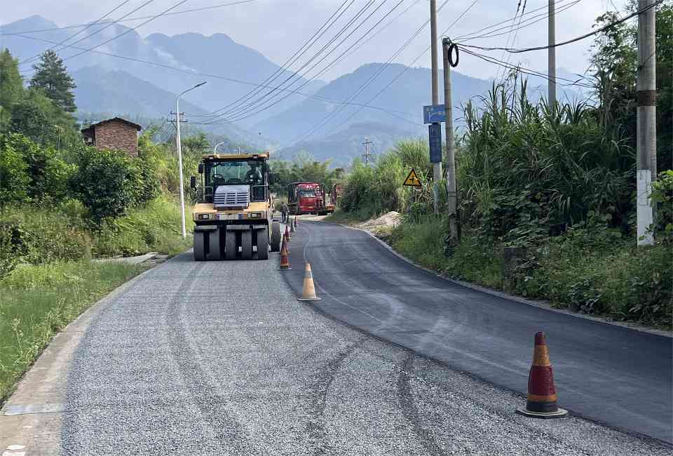 大成集团“抗裂复合封层”试验段顺利完成