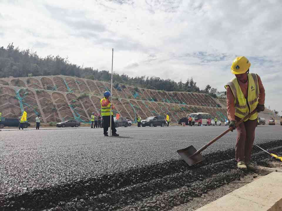 翔安机场高速公路项目AC-20C试验段顺利摊铺