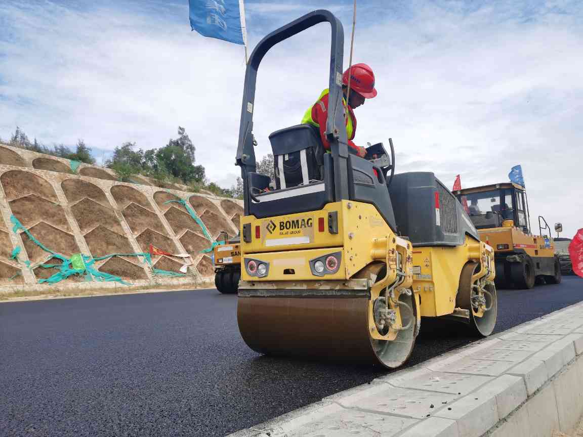 翔安机场高速公路项目AC-20C试验段顺利摊铺