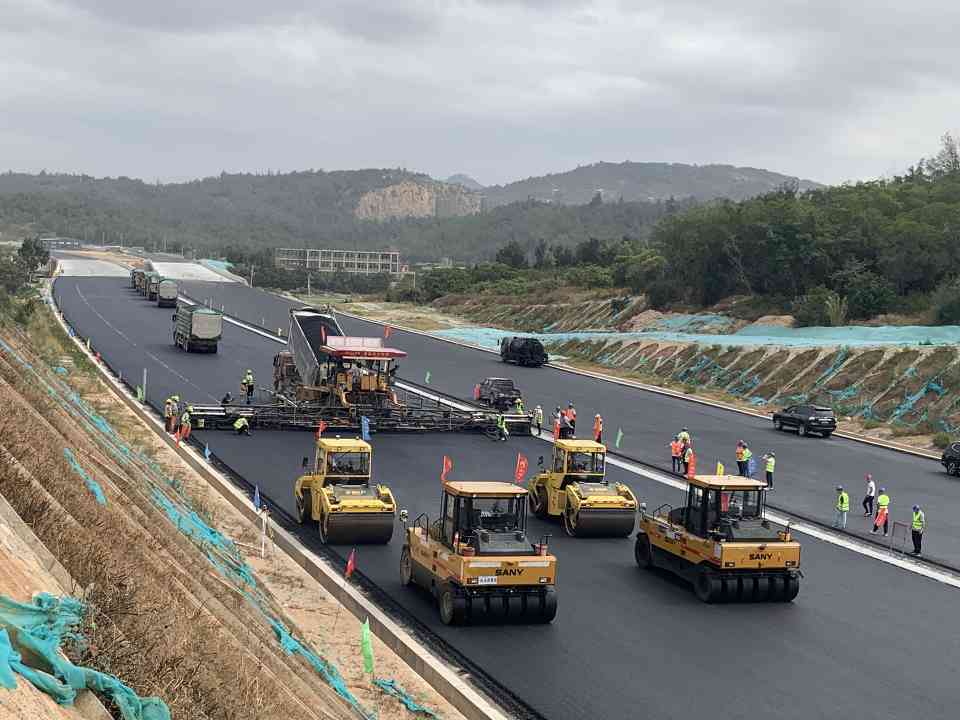 翔安机场高速公路项目AC-20C试验段顺利摊铺