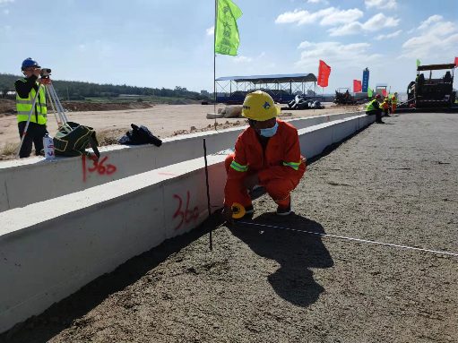 翔安机场高速路面合同段水泥稳定碎石底基层试验段顺利摊铺