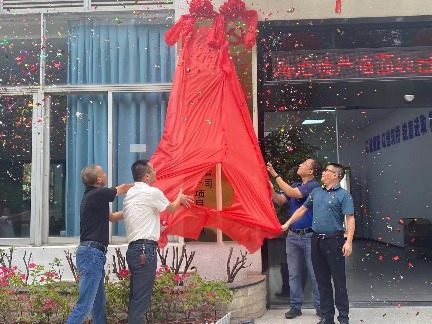 海沧疏港通道与芦澳路(马青路—翁角路段)沥青路面及剩余附属工程项目举办揭牌仪式1.doc.png 海沧疏港通道与芦澳路(马青路—翁角路段)沥青路面及剩余附属工程项目经理部举行揭牌仪式