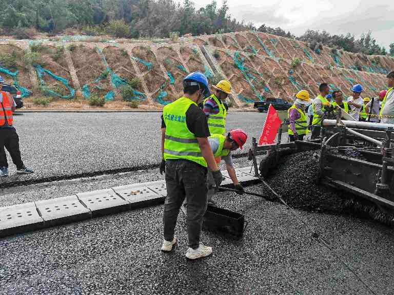 2.jpg 翔安机场高速公路项目AC-20C试验段顺利摊铺