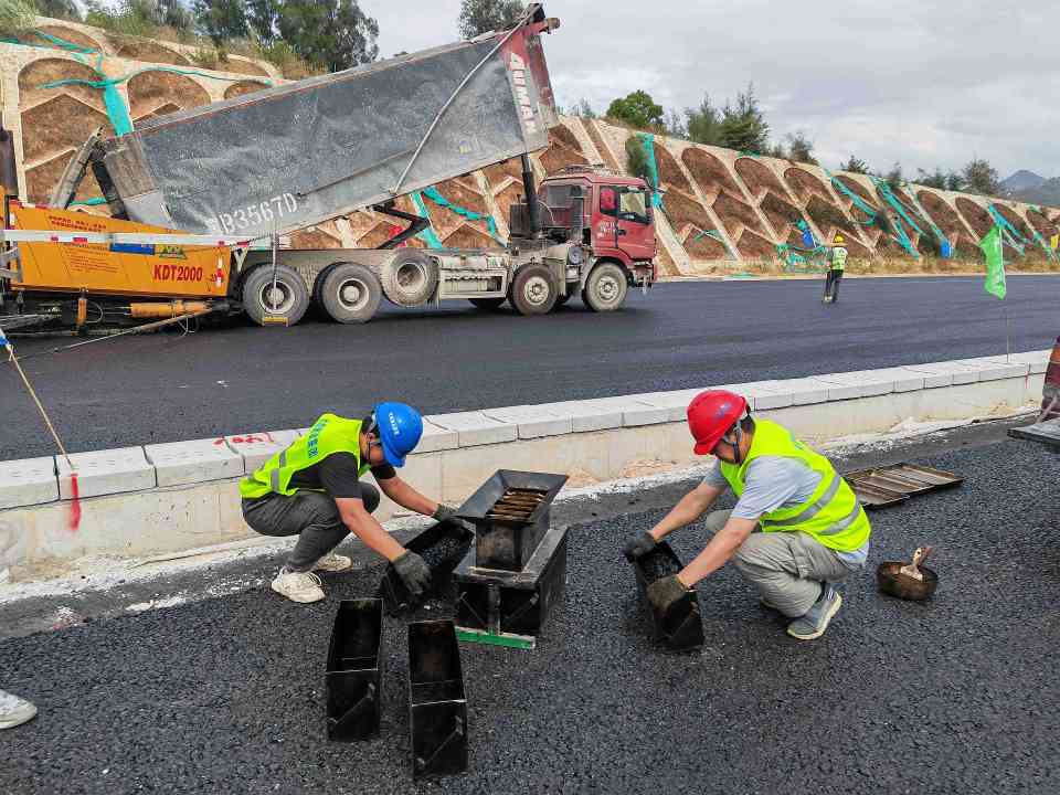 1.jpg 翔安机场高速公路项目AC-20C试验段顺利摊铺