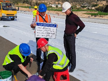 翔安机场高速路面合同段水泥稳定碎石底基层试验段顺利摊铺