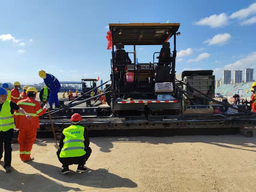 翔安机场高速路面合同段水泥稳定碎石底基层试验段顺利摊铺
