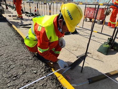 翔安机场高速路面合同段水泥稳定碎石底基层试验段顺利摊铺