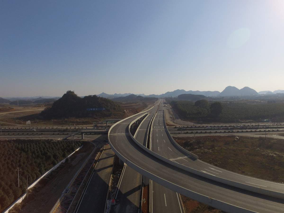 贵安新区高峰大道路面工程