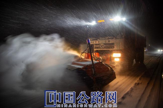 【39】《逆行在风雪之夜》.jpg