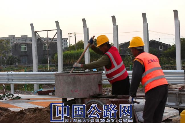 1766557451309633.jpg 【15】《工地暮色里的节奏》.jpg