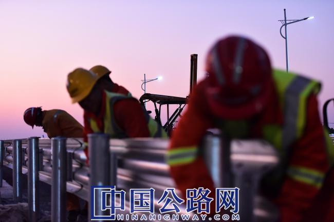 【14】《暮色里的红橙防线》.jpg