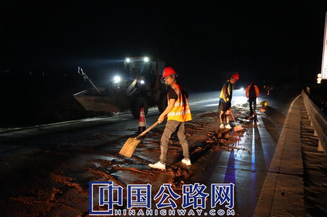 1766559472283611.jpg 【26】《夜色里的“铺路石”》.JPG