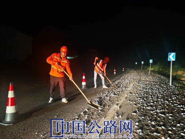 1766559487465865.jpg 【27】《深夜清障人:为路面“除险”护通行》.jpg