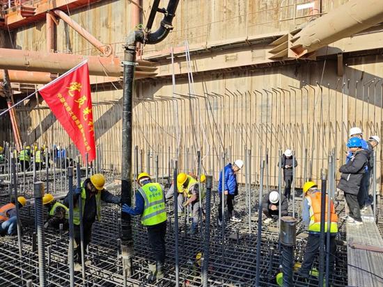 宜昌长江公铁大桥8号墩主塔承台完成首次混凝土浇筑_久阳机械 宜昌长江公铁大桥8号墩主塔承台完成首次混凝土浇筑_久阳机械