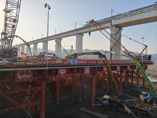 宜昌长江公铁大桥8号墩主塔承台完成首次混凝土浇筑_久阳机械 宜昌长江公铁大桥8号墩主塔承台完成首次混凝土浇筑_久阳机械