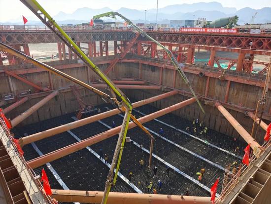 宜昌长江公铁大桥8号墩主塔承台完成首次混凝土浇筑_久阳机械 宜昌长江公铁大桥8号墩主塔承台完成首次混凝土浇筑_久阳机械