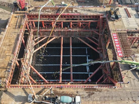 宜昌长江公铁大桥8号墩主塔承台完成首次混凝土浇筑_久阳机械 宜昌长江公铁大桥8号墩主塔承台完成首次混凝土浇筑_久阳机械