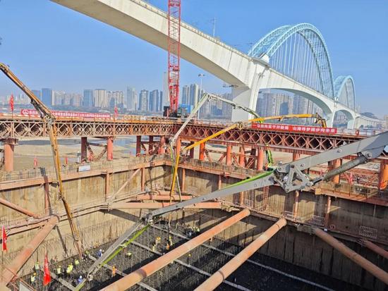 宜昌长江公铁大桥8号墩主塔承台完成首次混凝土浇筑_久阳机械 宜昌长江公铁大桥8号墩主塔承台完成首次混凝土浇筑_久阳机械