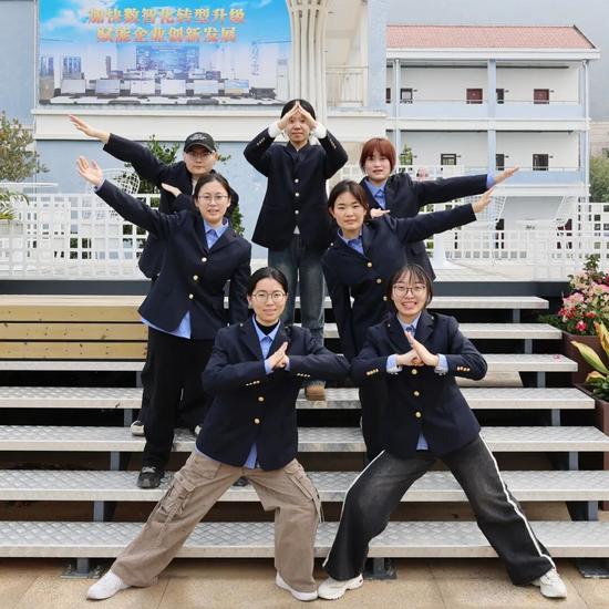 定岗不到半年，7名“00后”小姑娘屡屡获奖！_久阳机械