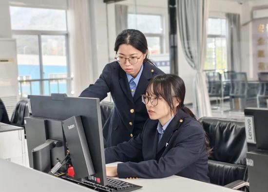 定岗不到半年，7名“00后”小姑娘屡屡获奖！_久阳机械