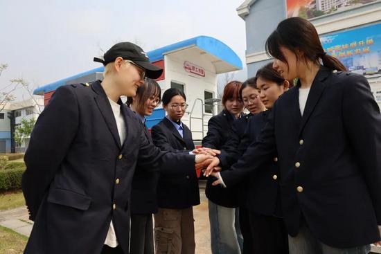 定岗不到半年，7名“00后”小姑娘屡屡获奖！_久阳机械