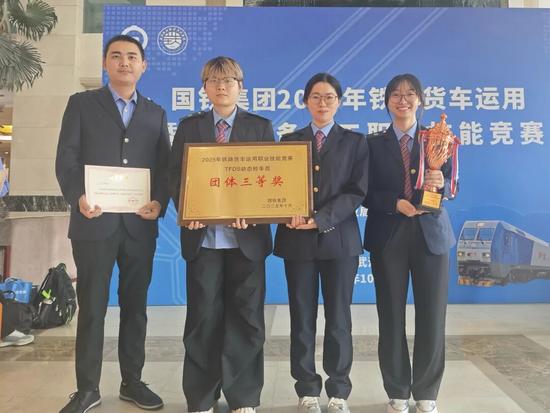 定岗不到半年，7名“00后”小姑娘屡屡获奖！_久阳机械