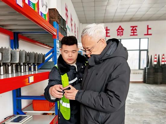 崔猛到公路运营公司长太项目经理部宣讲党的二十届四中全会精神并 崔猛到公路运营公司长太项目经理部宣讲党的二十届四中全会精神并