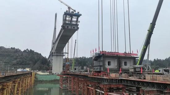 成达万高铁沱江特大桥钢混结合段首梁吊装完成 成达万高铁沱江特大桥钢混结合段首梁吊装完成